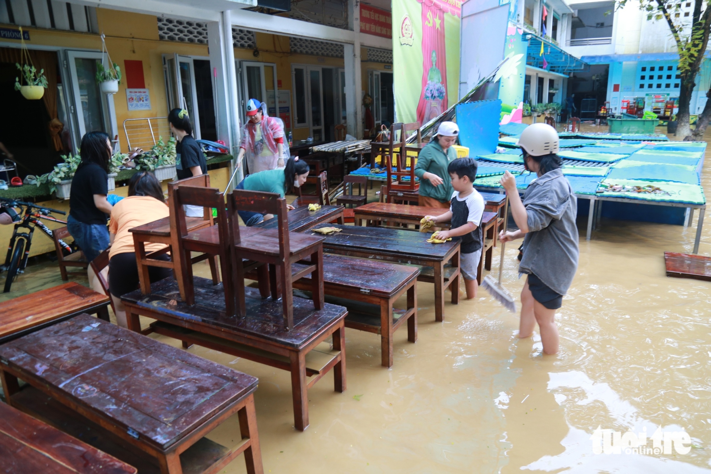 洪水过后书本桌椅被泥浆淹没,顺化师生忙于清理校园